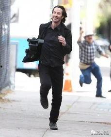 外国明星竖中指,竖中指引发热议