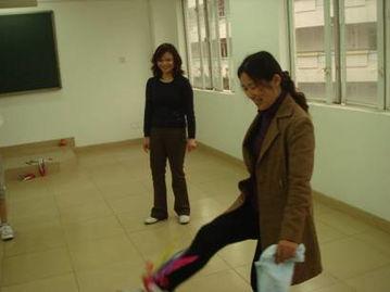 小学生踢毽子视频,小学生踢毽子欢乐时光